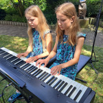 Vierhändig geht auch, als Geschwister sicher ein noch größerer Gewinn, wenn man zusammen üben kann.