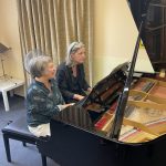 Anette Olsson und Brigitte Becker testen den Flügel ebenso und finden ihn sehr gut