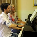 Jutta Steyer und Guzmán Nieto Alvaro probieren den neuen Flügel gleich mal aus