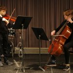 Wiesloch. Preistraegerkonzert Jugend musiziert 2023 im Kulturhaus. Hier Jabok Krueger und Elena Krueger am Violoncello rechts. 03.02.2023 - Helmut Pfeifer.