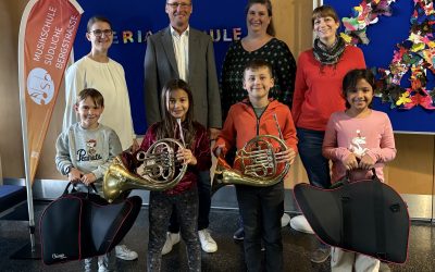 Neue Hörner für die Bläserklasse – Kooperationsarbeit wird stetig ausgebaut