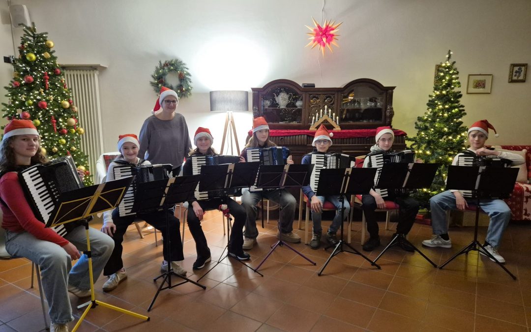 Die Weihnachtswichtel musizierten